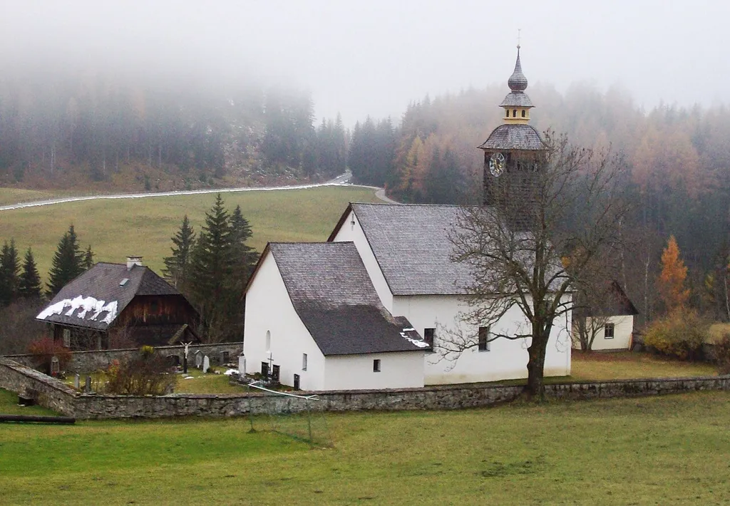 Kath. Filialkirche hl. Martin mit ummauertem Friedhof