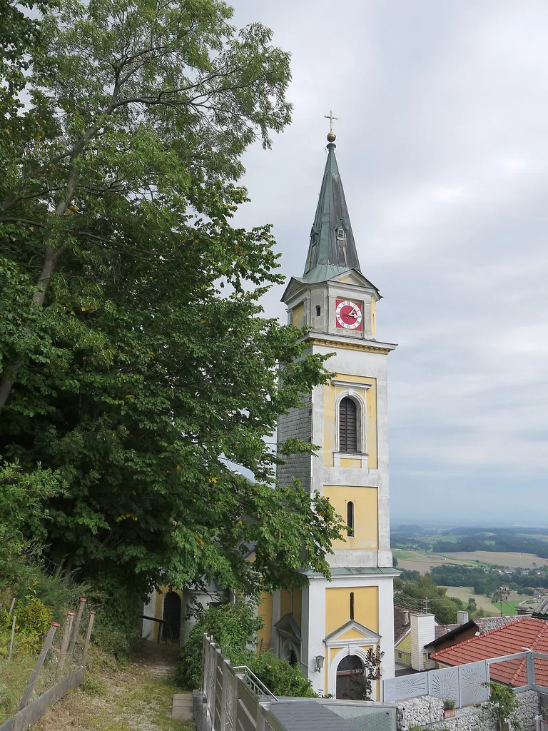 Kath. Pfarrkirche hl. Georg und ehem. Friedhofsfläche