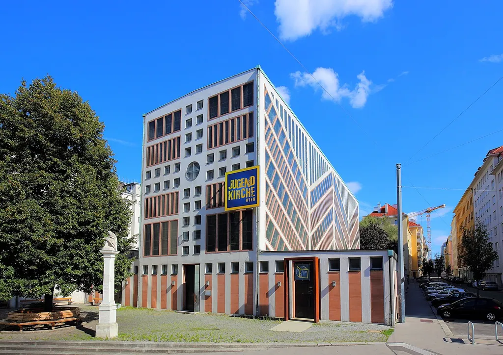 Die kath. Pfarrkirche St. Florian in Margareten (Wiedner Hauptstraße 99), ein Bezirk der österreichischen Bundeshauptstadt Wien. Der Stahlbetonbau wurde von den Architekten Rudolf Schwarz und Hans Petermair in den Jahren 1961 bis 1965 errichtet. Seit 2005 beherbergt die Kirche neben der Pfarre St. Florian auch die Jugendkirche Wien, ein Projekt der Katholischen Jugend der Erzdiözese Wien. Vor der Kirche befindet sich eine Pietà-Darstellung auf einem hohen, schlanken Pfeiler; laut Inschrift aus dem Jahr 1657.