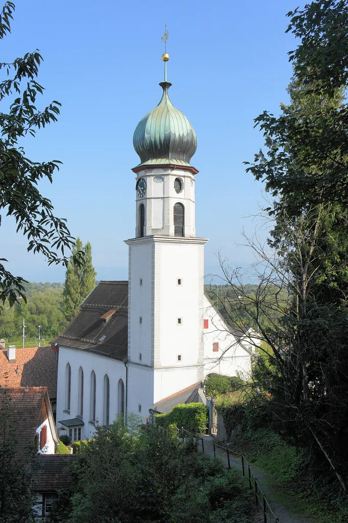 Blick aus Westen auf die ref. Kirche in Rheineck. Der Kirchturm hat ein Zwiebeldach.