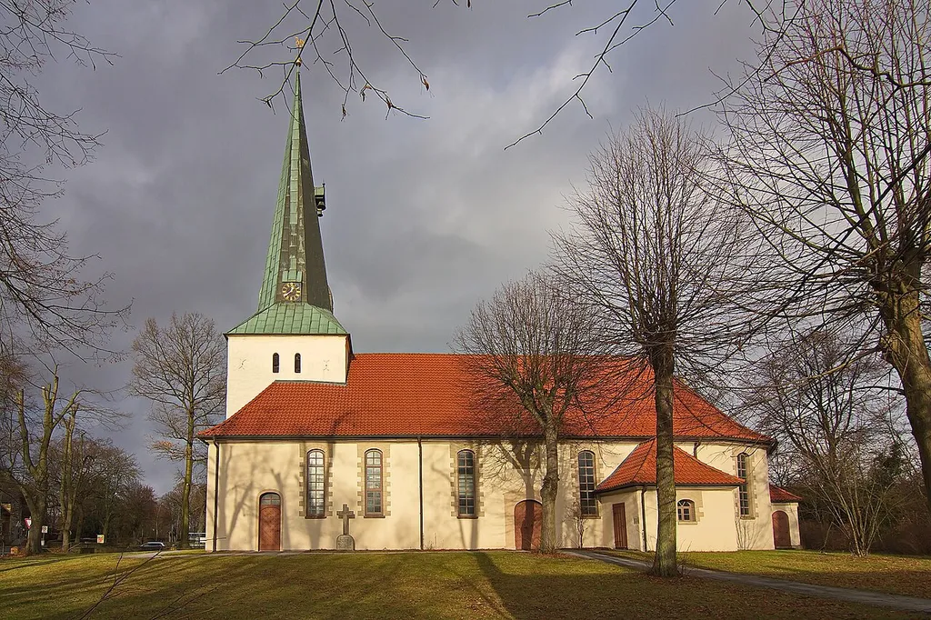 Die Martin-Luther-Kirche in Edemissen besteht aus einem Turm, der um 1200 entstand und dem 1691 errichteten Kirchenschiff.