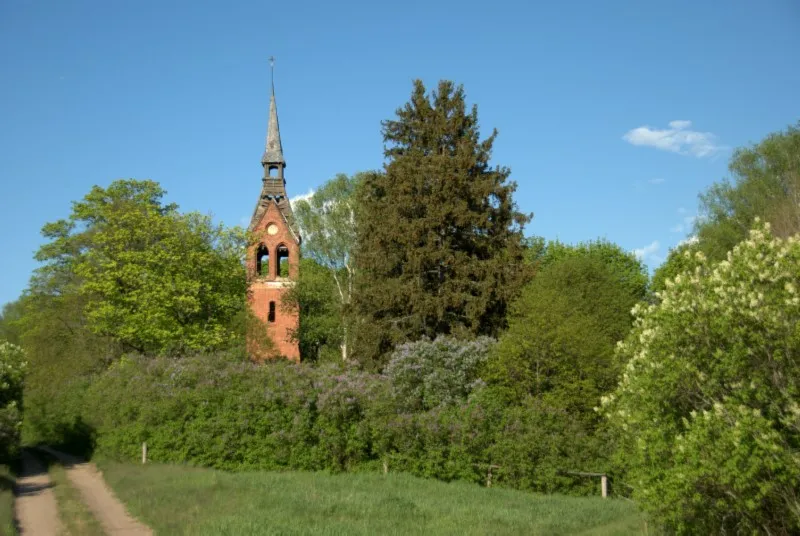 Rezerwat faunistyczny "Małga" - wieża zrujnowanego kościoła ewangelickiego