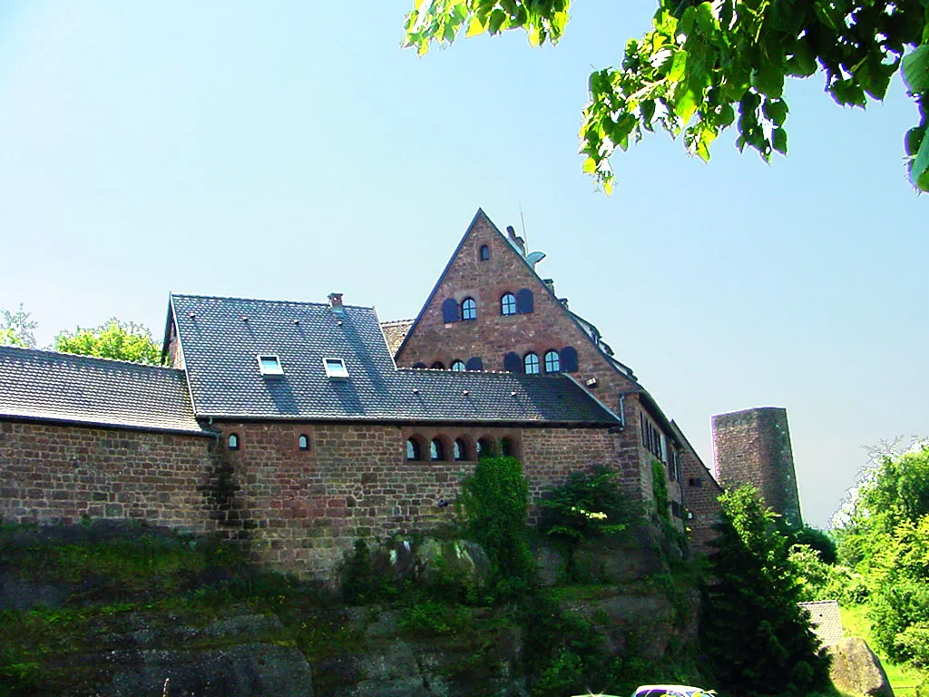 Vue du centre de vacances installé au château de Hunebourg et restes du Donjon. Cliché pris le 13 juin 2006 par Hubert Laroche.
