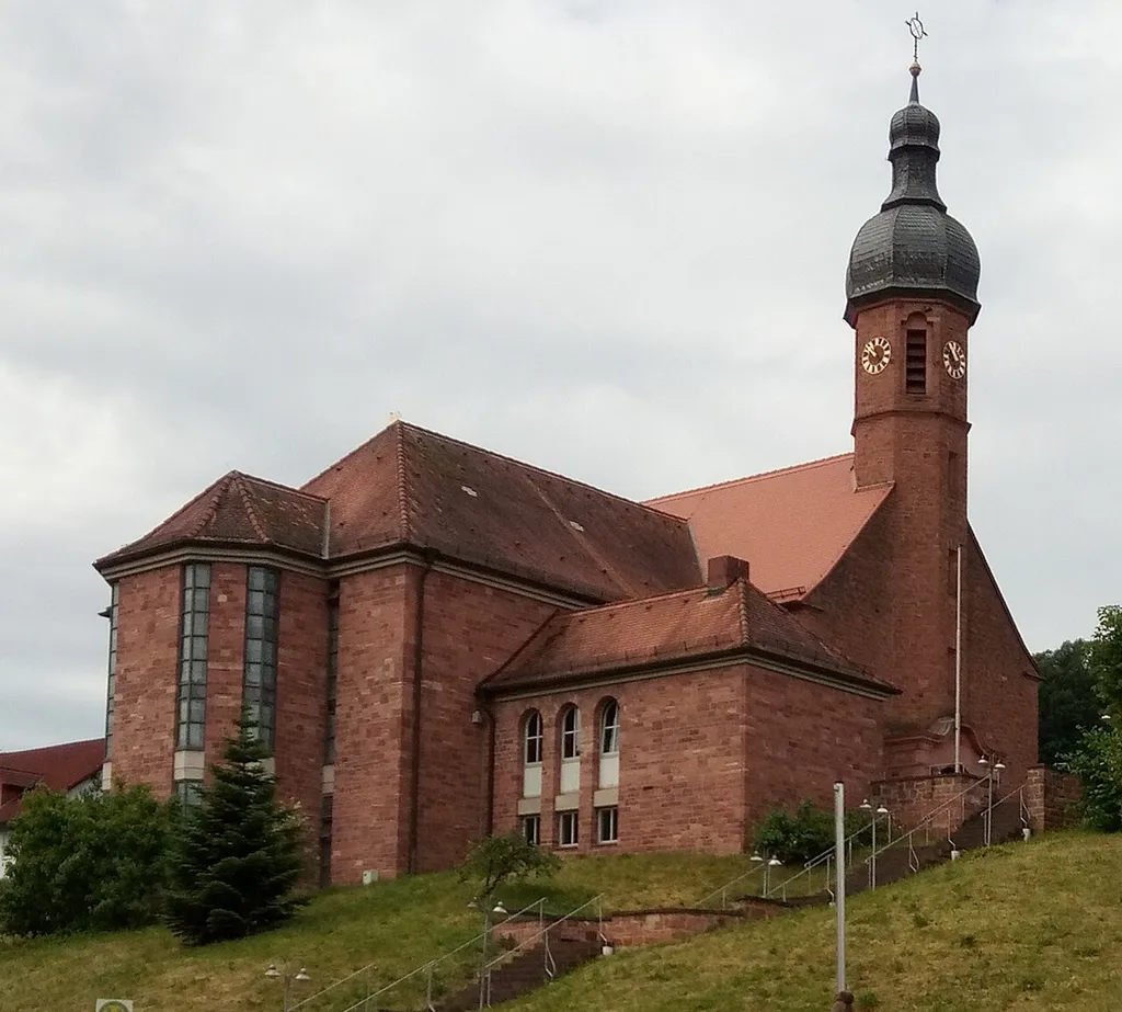 Kirche St. Laurentius (Rossbach), Katholische Pfarrkirche, Saalbau mit eingezogenem dreiseitigen Chor, über Satteldach Dachreiter mit geschweifter Haube, 1688, Erneuerung 1821, verbreiterter Erweiterungsbau vor dem Langhaus mit Walmdach, abschließender Turm über achteckigem Grundriss, geschweifte Haube mit Laterne, Johann Adam Rüppel, bezeichnet 1927, 1986/87 Aufbruch der nördlichen Langhauswand für Erweiterungsbau, mit Ausstattung D-6-76-136-23