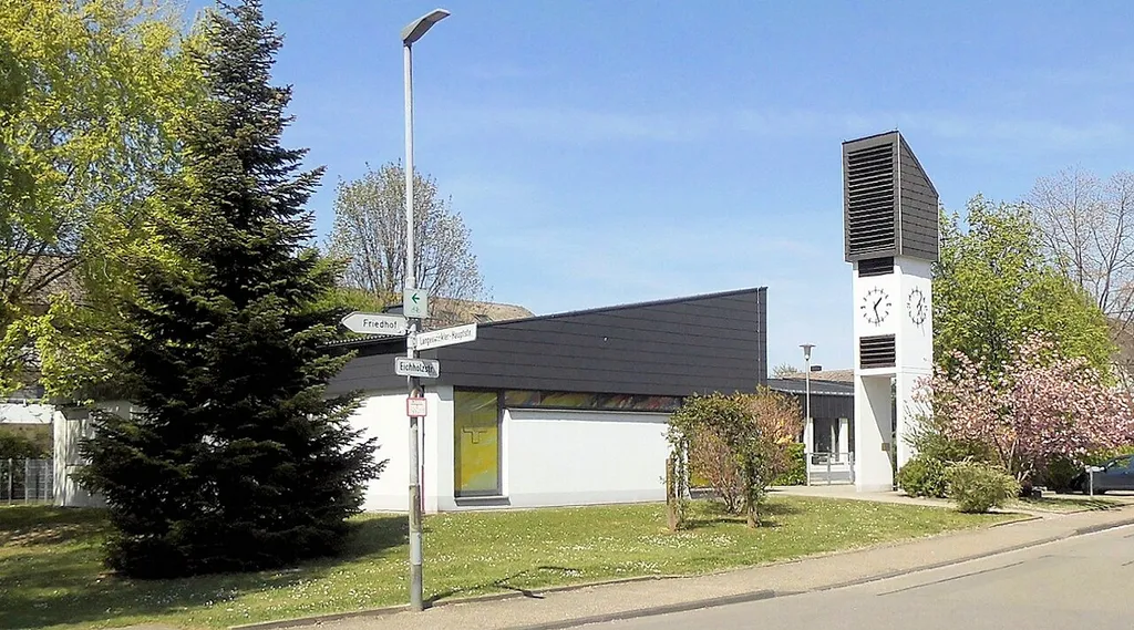 Evangelische Kirche in Langenwinkel, Stadt Lahr/Schwarzwald, Deutschland. Am separaten Glockenturm ist eine Inschrift der kanadischen Besatzungstruppen mit folgendem Text angebracht: „With this clock face we wish Langenwinkel Happiness and Prosperity from the Canadian Armed Forces. (Mit diesem Zifferblatt wünschen wir Langenwinkel Glück und Wohlstand. Die kanadischen Streitkräfte) 1. Oktober 1971“