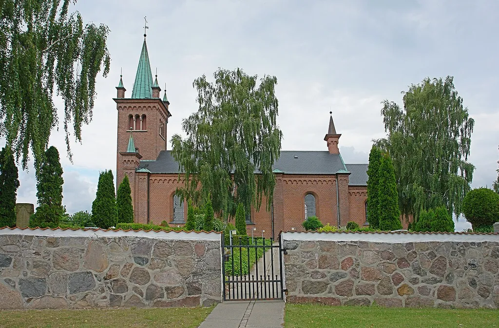 Kirche von Ugerløse, Dänemark (West-Seeland). Romanische Backsteinbau von 1876.