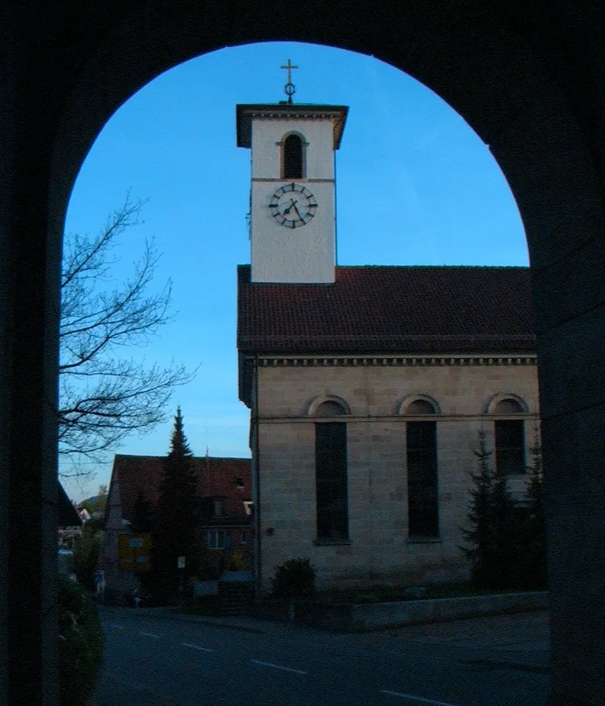 Blick von den Rathausarkaden in Rommelsbach bei Reutlingen auf die neuromanische evangelische Martin-Luther-Kirche, die von 1827 - 1830 von Friedrich Bernhard Adam Groß erbaut wurde.