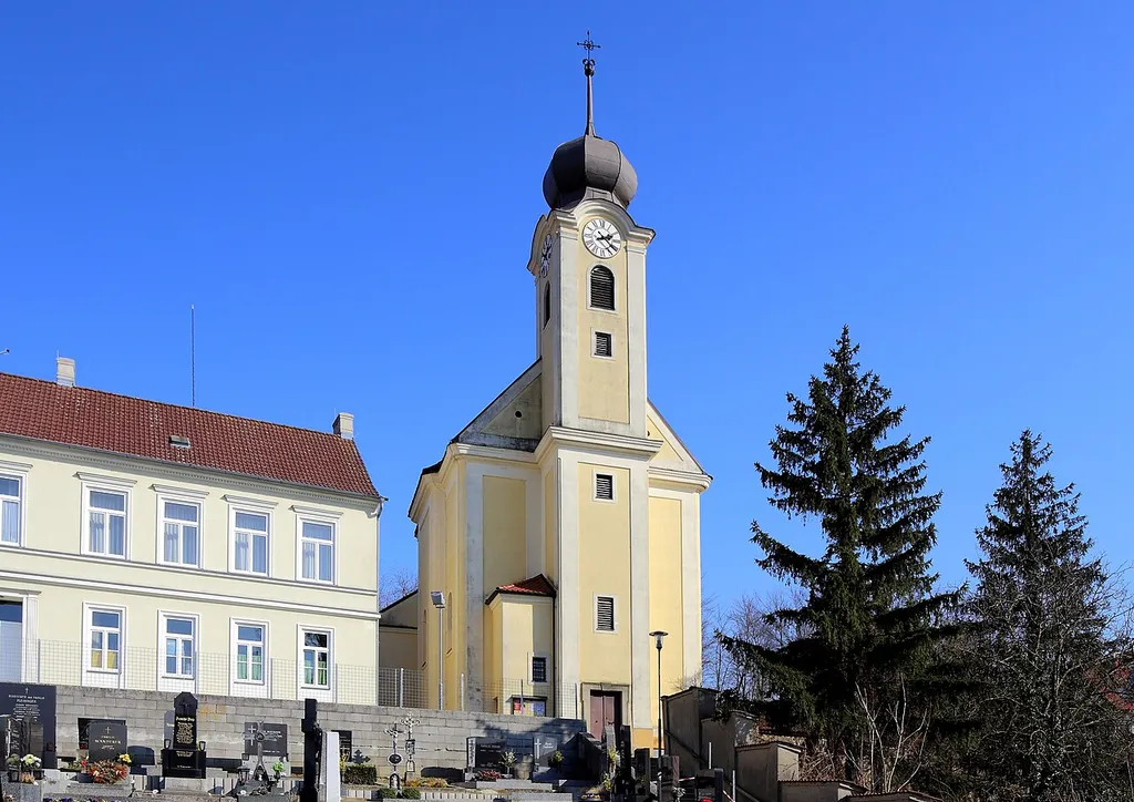 Westansicht der katholischen Pfarrkirche hl. Laurentius in Höbersbrunn, ein Ortsteil der niederösterreichischen Marktgemeinde Gaweinstal. Der barocke Sakralbau wurde von 1748 bis 1754 errichtet.
