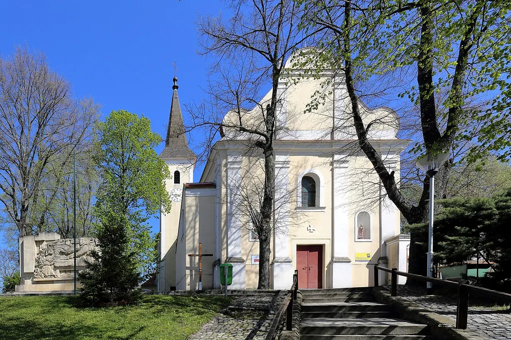 Westansicht der römisch-katholischen Pfarrkirche hll. Petrus und Paulus der niederösterreichischen Marktgemeinde Neusiedl an der Zaya.Die Kirche hat einen gotischen Baukern und wurde 1740 errichtet. Im Jahr 1844 wurde die Kirche erweitert und umgebaut.