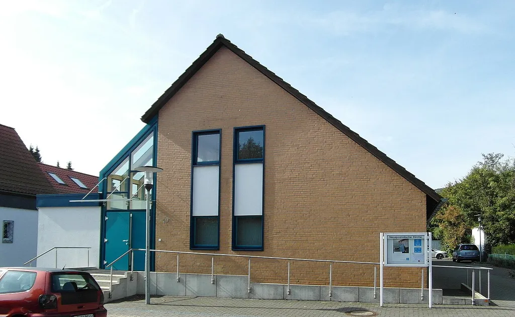 Im Sieke 19, Springe – In der 1967 eingeweihten Kirche versammelt sich die 1931 gegründete neuapostolische Gemeinde. 2005 wurde die Kirche erweitert.
