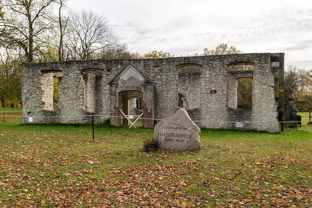 Kirchenruine in Haustenbeck; Dorf und Kirche 1939 zugunsten des Truppenübungsplatzes Senne aufgegeben.
