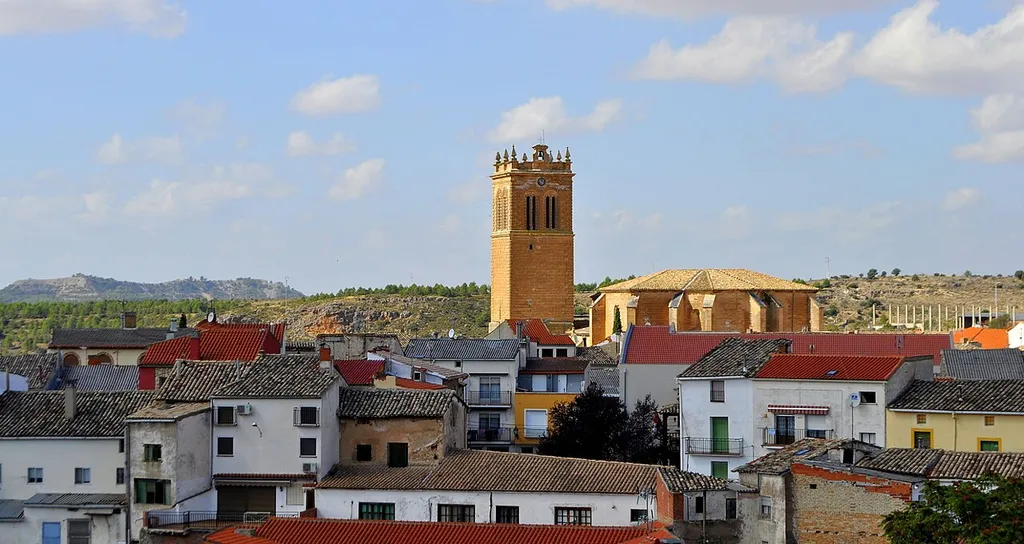 Centro urbano de Priego presidido por la torre de la iglesia de San Nicolás de Bari.