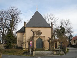 Sachgesamtheit '''Friedhofskapelle und Friedhof Dohna''' mit den Einzeldenkmalen: Friedhofsverwaltung, Kapelle sowie Friedhof und Nebengebäude als Sachgesamtheitsteile Burgstraße -