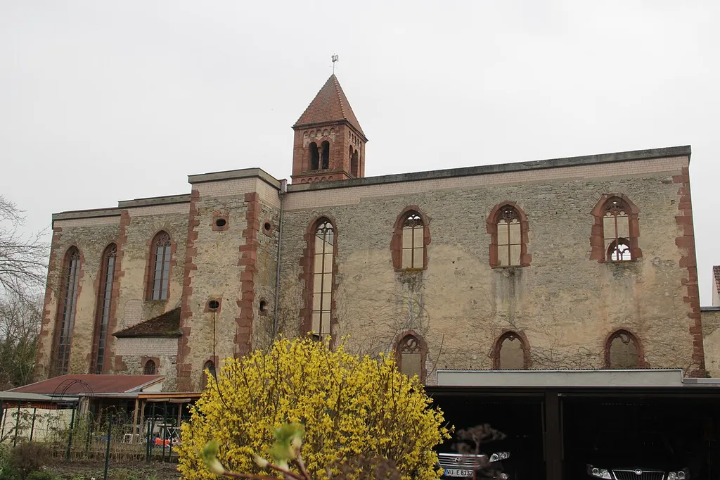 des in der 1. H. des 13. Jahrhunderts gegründeten und 1803 säkularisierten Prämonstratenserinnenklosters, jetzt evang.-luth. Pfarrkirche, sog. Versöhnungskirche, Ruine mit eingefügtem Neubau, Saalbau mit eingezogenem Chor und südlichem, fünfgeschossigen Turm mit Pyramidendach, die unteren Geschosse Mitte 13. Jahrhundert, Langhaus und Chor in nachgotischen Formen erneuert, von Lazaro Augustino, 1609-11, im Zweiten Weltkrieg stark zerstört, Reste des ehemals Kreuzganges, 17. Jahrhundert