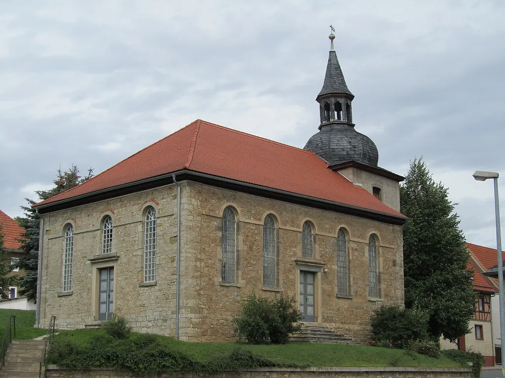 Die Kirche von Nirmsdorf (Thüringen).