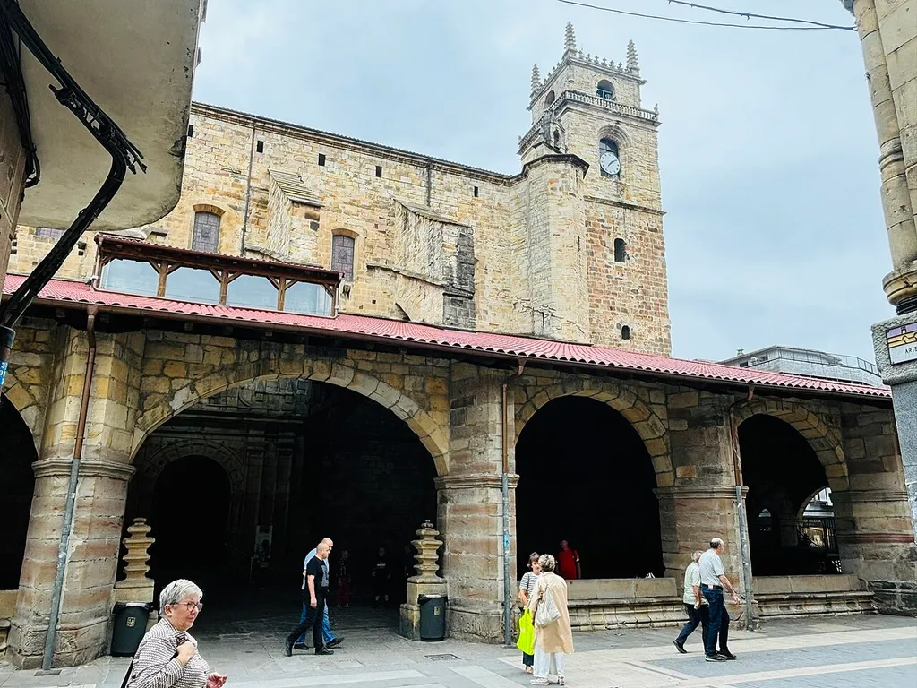 Durango (Bizkaia País Vasco España) Iglesia de Santa María de Uribarri Vista general de la fachada sur.