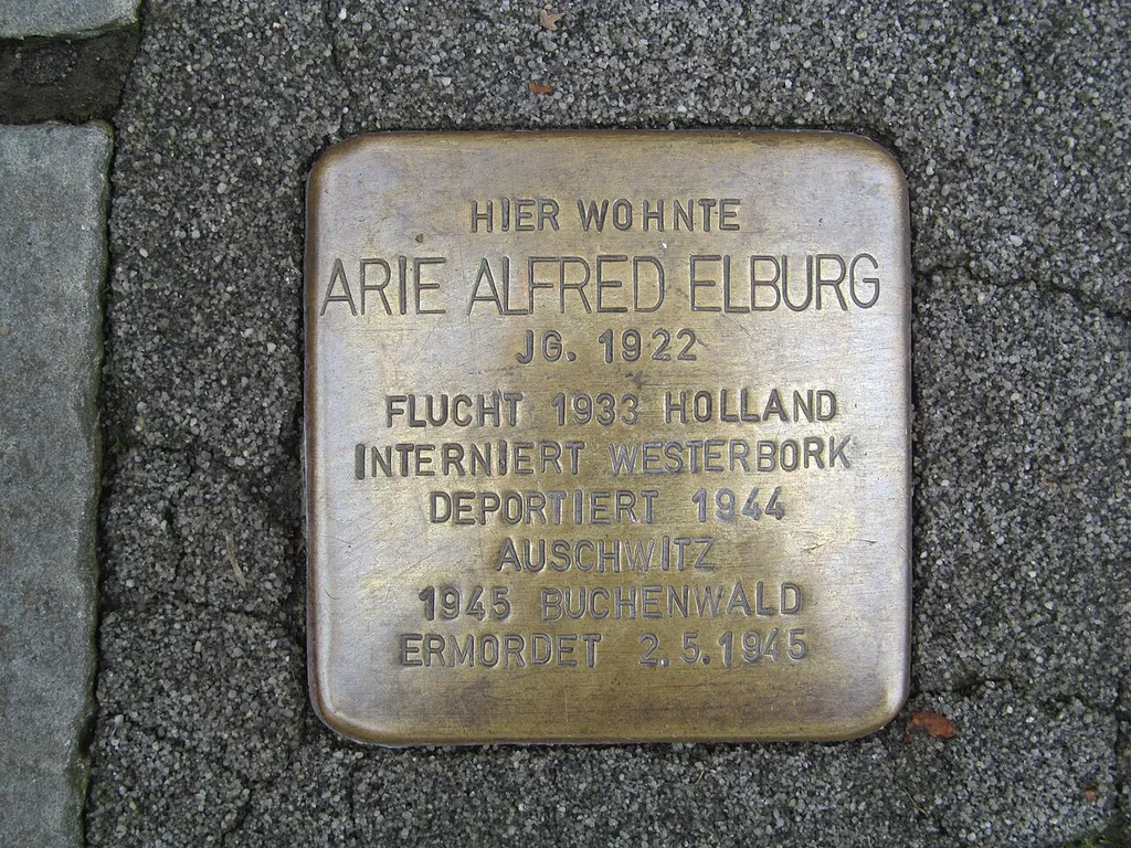 der Stolperstein für Arie Alfred Elburg vor dem Haus Johannesstraße 7 in Bad Hersfeld