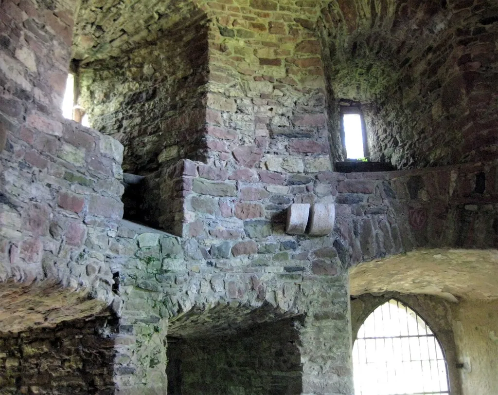 Burg Steckelberg, Rittersaal. An den Wänden Stützen für die ehemalige Holzzwischendecke