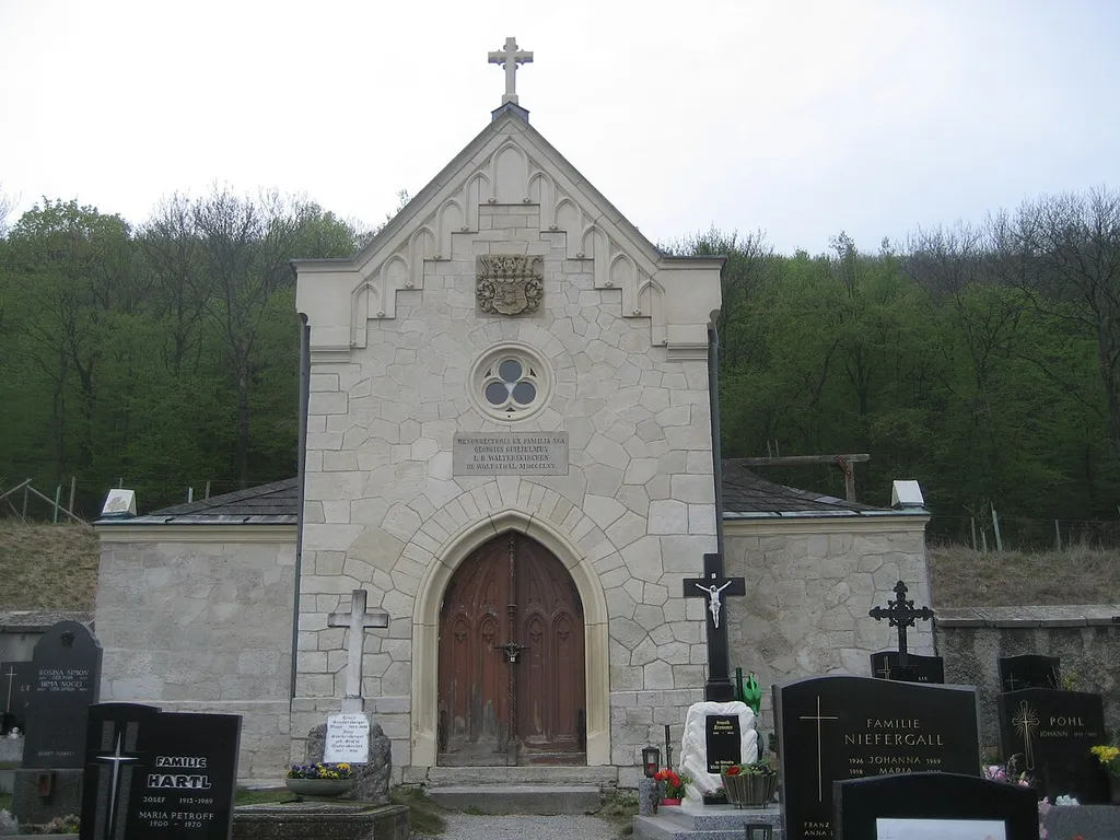 Walterskirchen'sche Familiengruft am Friedhof von Wolfsthal in Niederösterreich