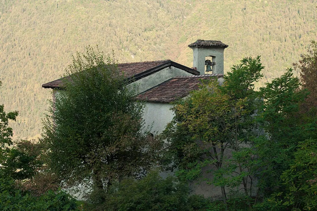 Chiesa di San Lorenzo La chiesa di San Lorenzo sorge presso l'antico percorso montano di collegamento tra la valle del Chiese con la val di Ledro, con orientamento ad est. La cappella fondata nel XV secolo.