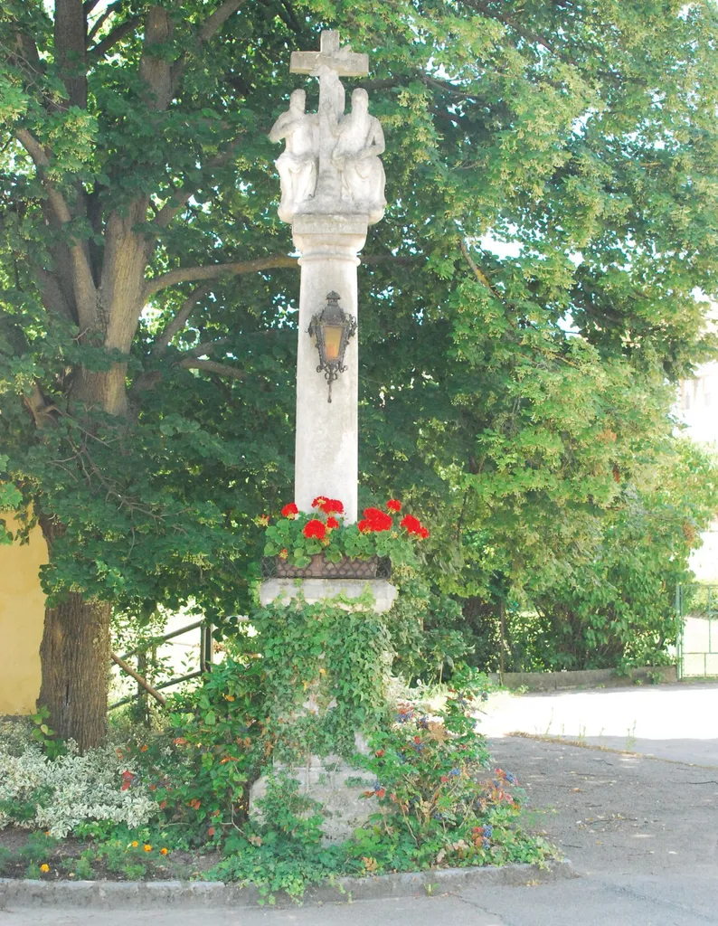 Die Dreifaltigkeitssäule vor dem alten Pfarrhof in Burgschleinitz in Niederösterreich