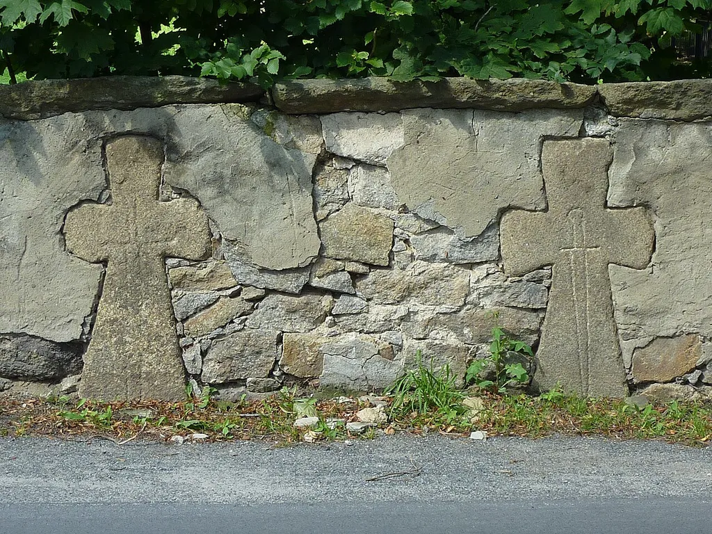 Steinkreuze in der Friedhofsmauer in Lohsa