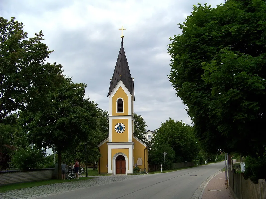 Wiesent. Kruckenberg 35. Kath. Filialkirche St. Matthäus, Saalbau mit abgewalmtem Satteldach und Fassadenturm mit Spitzdach, klassizistisch, 1845; mit Ausstattung.