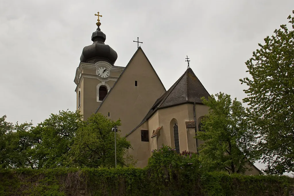 Gotische Kirche, in zwei Phasen unter Verwendung romanischer Teile errichtet. Chor und Unterbau des Turms aus der ersten Hälfte des 14. Jahrhunderts; Langhaus erstes Viertel des 16. Jahrhunderts. Barockes Turmobergeschoss. 1970 restauriert.