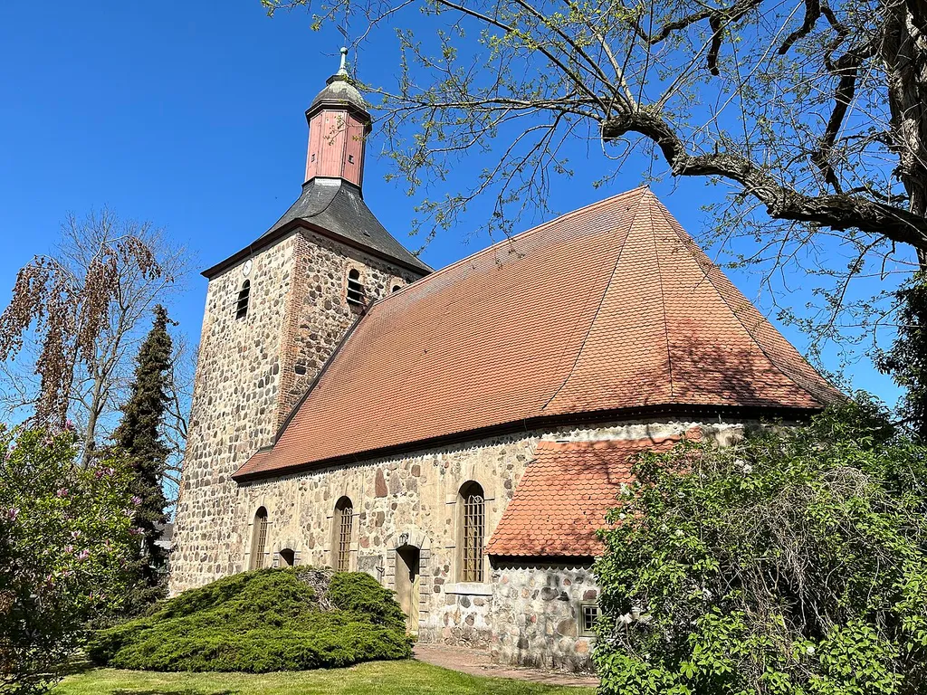 Die Dorfkirche Bötzow der Gemeinde Oberkrämer im Landkreis Oberhavel ist eine Feldsteinkirche aus der ersten Hälfte des 15. Jahrhunderts. Im Innern befinden sich unter anderem Waldmalereien aus der Zeit um 1430.