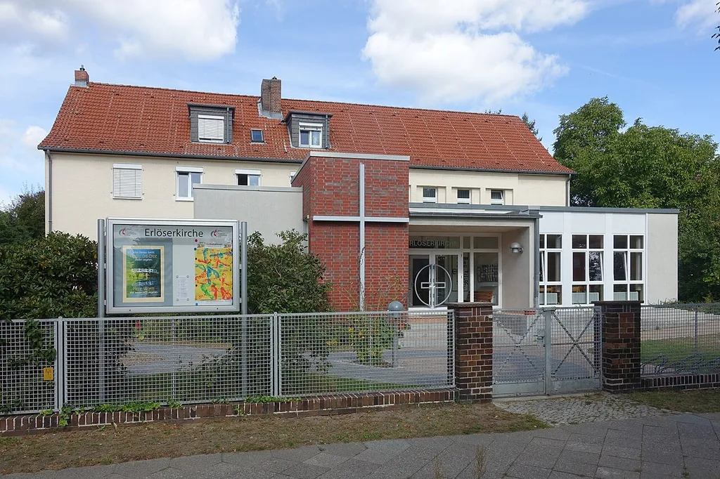 Blick auf die Kirche von der Straße