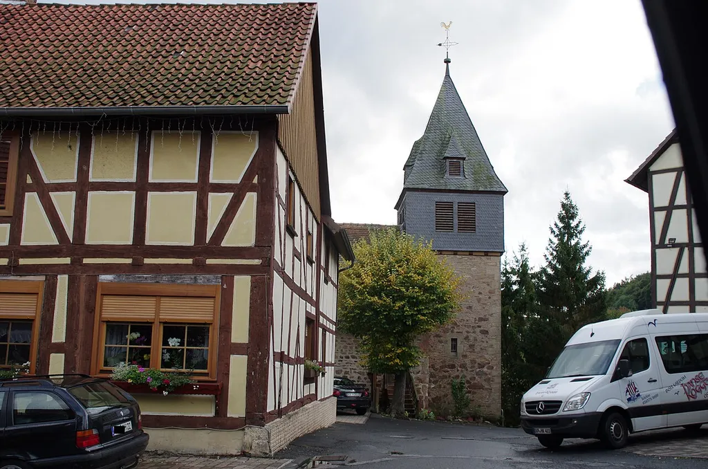 Bad Wildungen, Ortsteil Odershausen in Hessen. Die Kirche befindet sich etwa versetzt von der Hauptstraße in der Dorfmitte.