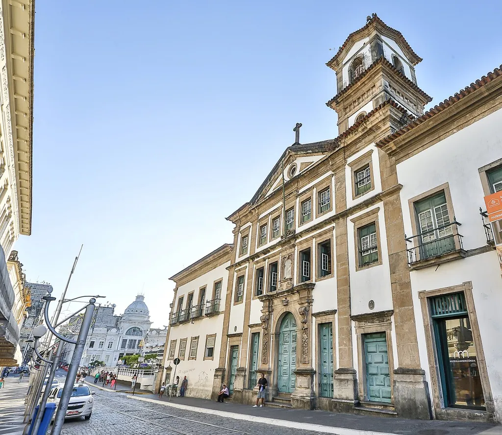 O Museu da Misericórdia é um dos mais importantes espaços culturais da Bahia e possui em seu acervo obras que contam um pouco da história do estado e do país. Também tem em seu espaço a Igreja da Misericórdia, considerada um marco da arte portuguesa e um dos mais belos monumentos religiosos de Salvador.