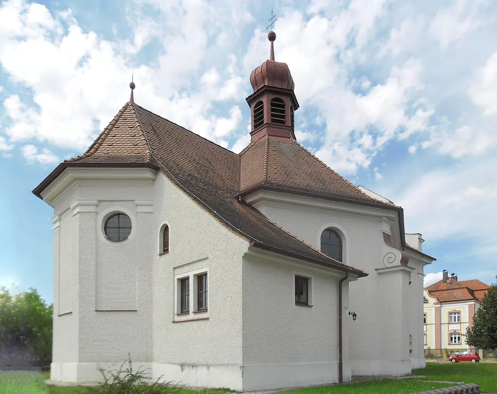 Kath.Kirche St. Walburga gegenüber dem evangelischen Pfarramt in der Bahnhofstraße