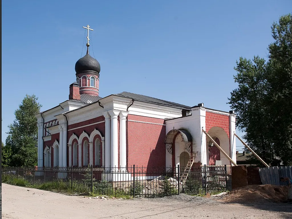Город Хотьково, район Горбуново. Каменная церковь в псевдорусском стиле, выстроенная в 1857—1863 годы на средства фабриканта А. Г. Попова, близкая к типовым проектам. Одноглавый четверик с трапезной, в которой помещались приделы Успенский и царицы Александры, и шатровой колокольней. Закрыта в 1935 году, в начале 1950-х годов венчания сломаны, перестроена под клуб. Возвращена верующим в 1991 году, отремонтирована. В настоящее время начато восстановление колокольни. Карточка храма.