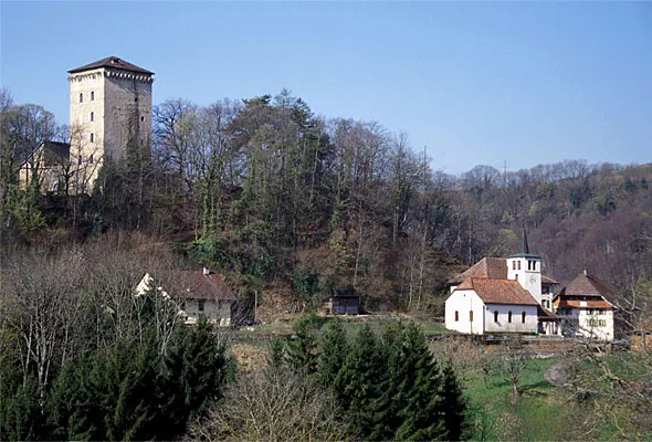 Les Clées: Burghügel mit dem restaurierten Bergfried