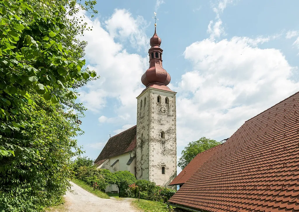 Kath. Filialkirche hl. Johannes d. T. mit ummauertem Kirchhof