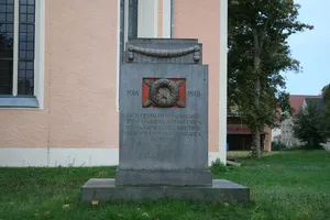 Sachgesamtheit Kirche und Kirchhof Calbitz, mit folgenden Einzeldenkmalen: Kirche (mit Ausstattung), Kirchhof (Gartendenkmal), Kirchhofseinfriedung, ein Grabmal und Denkmal für die Gefallenen des Ersten Weltkrieges (siehe Einzeldenkmalliste - Obj. 0