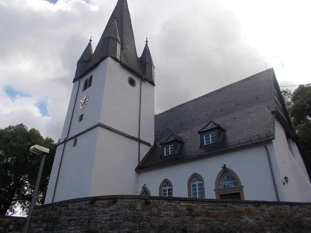 Saalbau, um 1700; Dreiseitschluss und Westgiebel spätgotisch; Nordturm aus der zweiten Hälfte des 13. Jahrhunderts, Spitzhelm um 1570; Ausstattung; Orgel 1723 von Johann Michael Stumm; ortsbildprägend