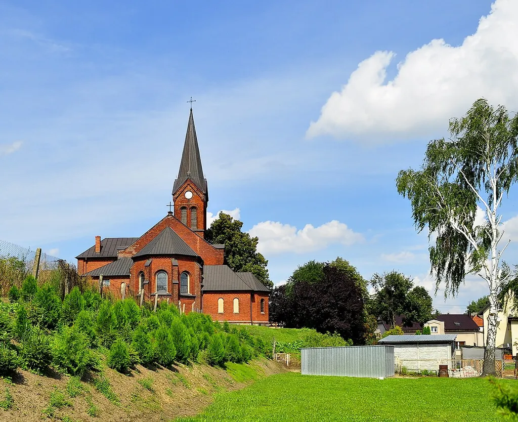 Kościół Najświętszego Serca Pana Jezusa jest kościołem pomocniczym parafii św. Jana Chrzciciela w Kiszkowie. Wzniesiono go w latach 1880-1882 w stylu neogotyckim dla parafii ewnagelickiej. Widok od strony południowej;