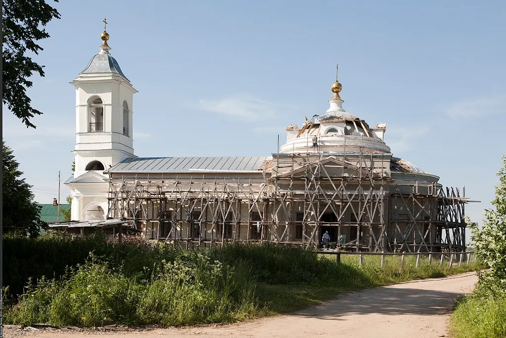 Кирпичная церковь в стиле классицизма. Четверик, перекрытый куполом с люкарнами, с протяжённой трапезной и колокольней. Построена в 1811 году, в 1816-1817 годах в трапезной устроены Петропавловский и Сергиевский приделы. Закрыта в конце 1930-х годов. Вновь открыта в 1994 году, ремонтируется, капитально реставрируется с восстановлением всех белокаменных деталей фасада.