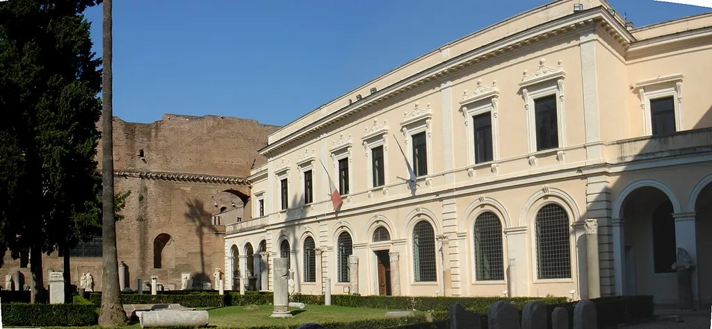 Entrée historique du musée des Thermes de Dioclétien, un des quatre lieux du musée national romain. Les anciens thermes sont visibles à l'arrière-plan (Rome, Latium, Italie).