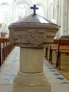 Taufbecken in der Kirche Notre-Dame-du-Fort in Étampes