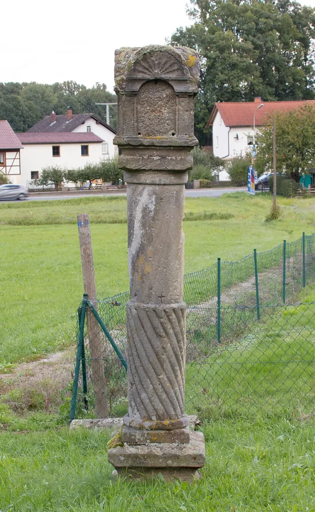 Sandsteinsäule an der Schloßmauerstraße in Trieb Säule mit vierseitigem Aufsatz, 17./18. Jahrhundert