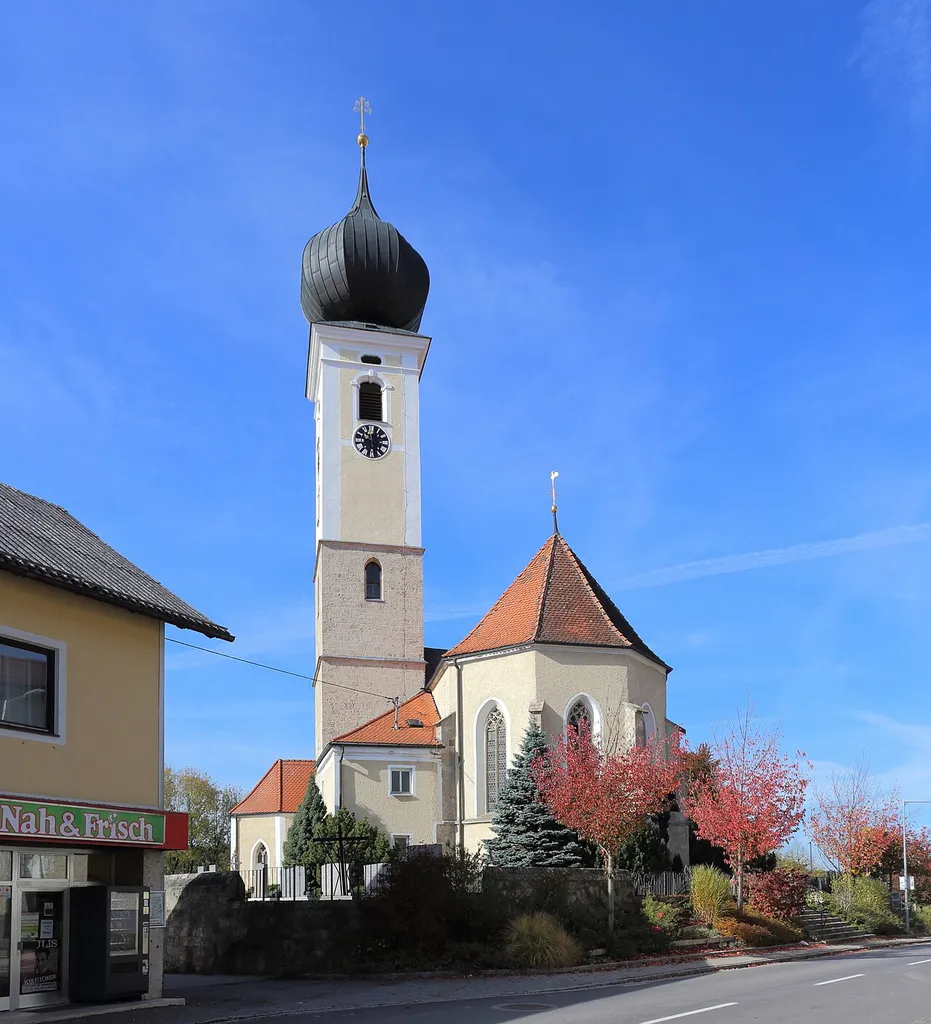 Die katholische Pfarrkirche hl. Stephan der oberösterreichischen Gemeinde Gurten. Ein gotischer Sakralbau, wobei dem Turm ein barockes Obergeschoss mit einem Zwiebelhelm aufgesetzt wurde. Die Inneneinrichtung stammt teilweise aus den Werkstätten der Schwanthalers.