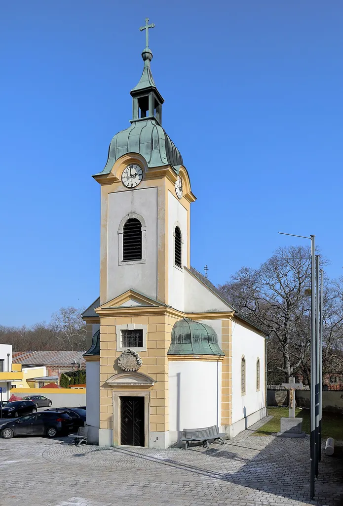 Die röm.-kath. Filialkirche hl. Johann d. Täufer in der niederösterreichischen Gemeinde Klein-Neusiedl. Die barocke Saalkirche mit vorgestelltem Westturm und eingezogener Halbkreisa wurde 1725 errichtet.