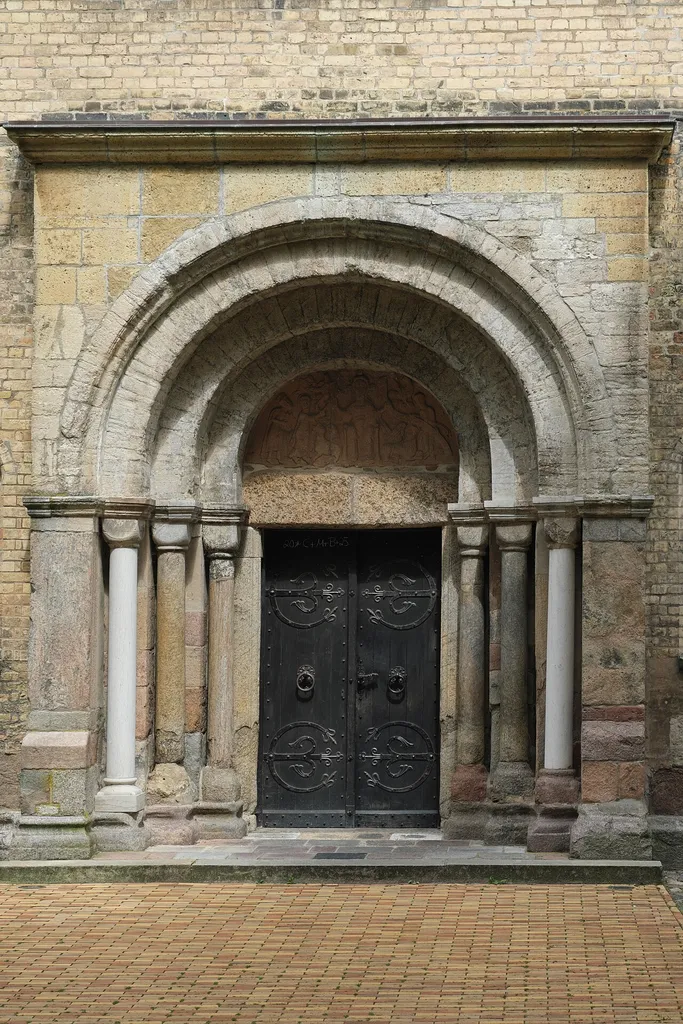 Evangelisch-Lutherische Kirche St. Petri (St.-Petri-Dom) in Schleswig im Kreis Schleswig-Flensburg in Schleswig-Holstein/Deutschland, Petri-Portal am romanischen Querhaus, Flachrelief im Tympanon mit der Darstellung des thronenden Christus umgeben von den Evangelistensymbolen