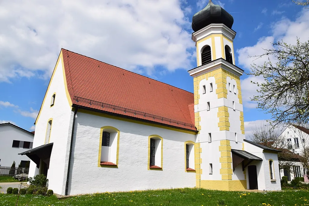 gerade schließender Saalbau mit Flankenturm, Zwiebelhaube und Putzgliederungen, romanisch