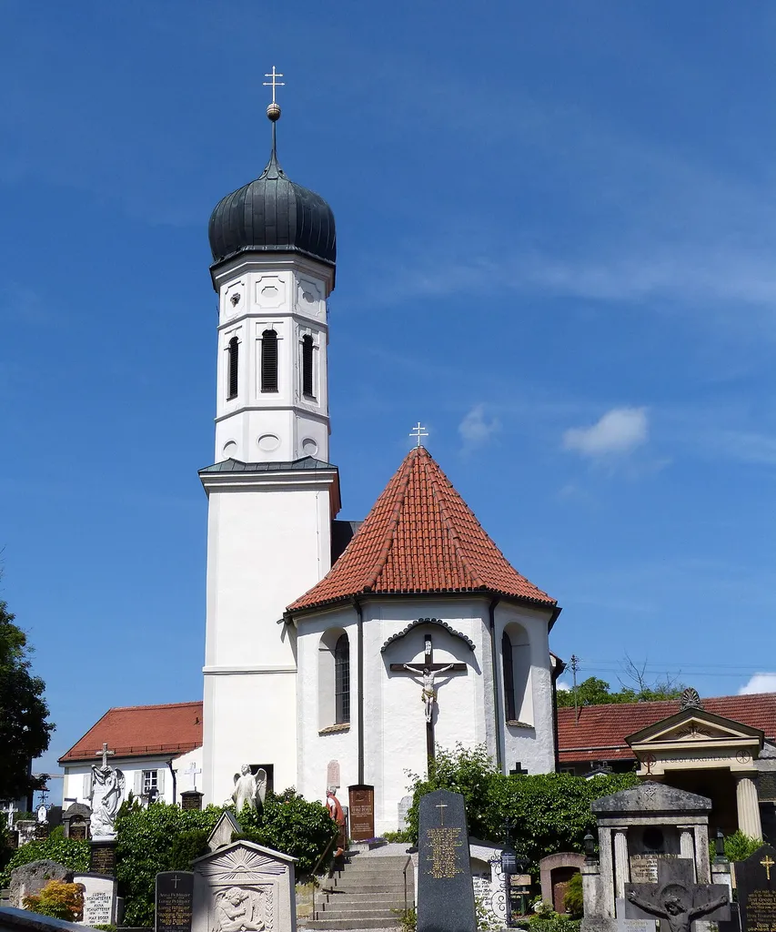 Pöcking, Hauptstraße 6. Katholische Filialkirche St. Ulrich. Die ehemalige Pfarrkirche wurde zwischen 1683 und 1702 auf älterer Grundlage neu erbaut.