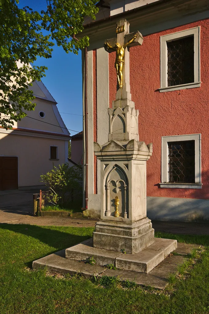 Kříž vedle kostela, Nedvědice, okres Brno-venkov
