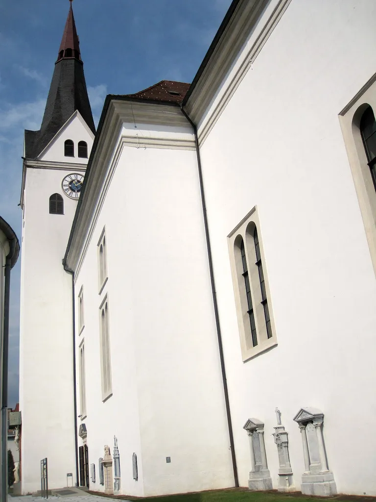 Kath. Pfarrkirche hl. Magdalena und ehem. Friedhof